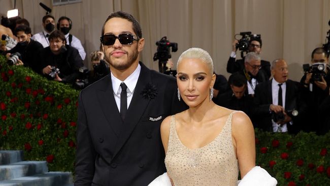 Kim Kardashian dan Pete Davidson dikabarkan putus setelah sembilan bulan menjalin hubungan romantis.