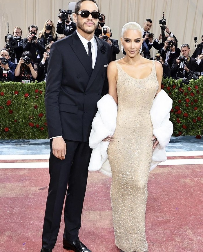 Pete Davidson dan Kim Kardashian tampil sebagai couple glamor di atas red carpet. Busana Kim mengambil inspirasi gaun Marilyn Monroe saat menyanyikan