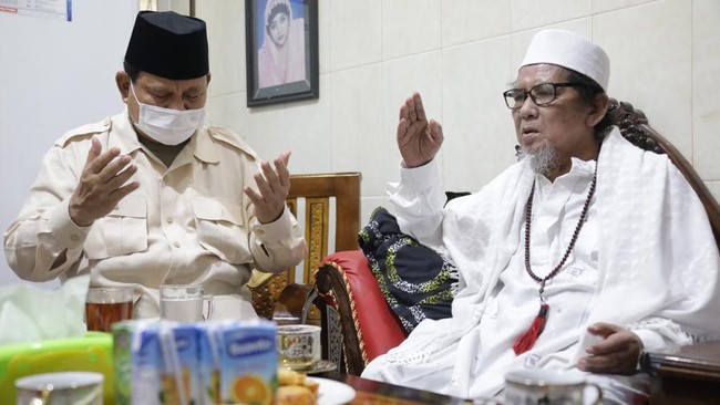 Ketua Umum Gerindra, Prabowo Subianto, merayakan Lebaran 2022 dengan mengunjungi beberapa ulama, yaitu Kiai Kholil As'ad, Kiai Ahmad Muzaki Syaha, Selasa (3/5).