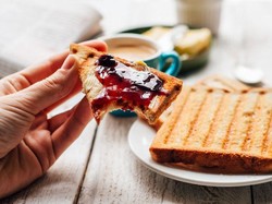 Begini Cara Makan Roti Panggang yang Benar dan Praktis