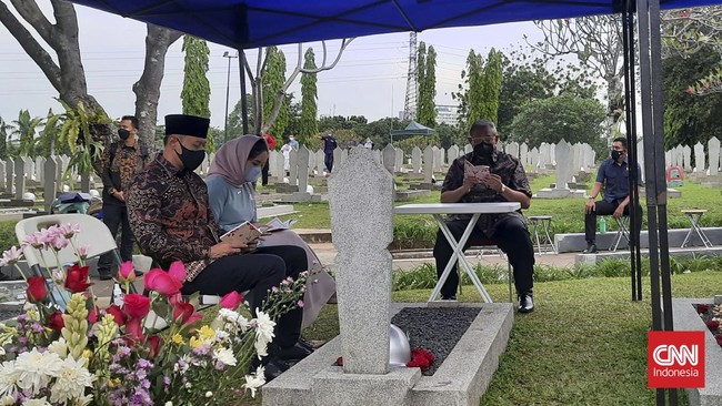 Mantan Presiden ke 6 Susilo Bambang Yudhoyono (SBY) berziarah ke makam istrinya, Kristiani Herawati atau Ani Yudhoyono di TMP Kalibata.