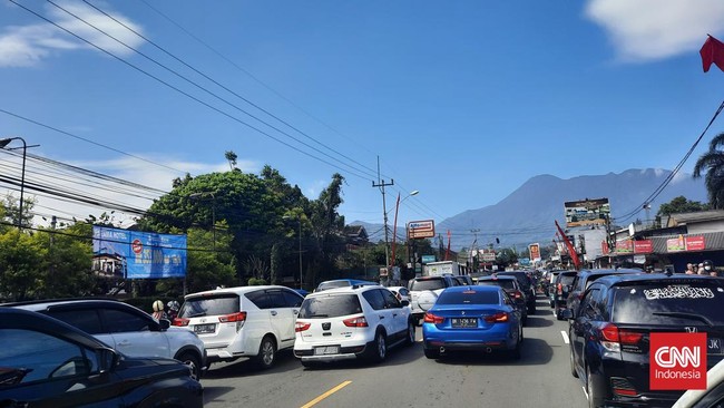 Arus lalu lintas di Jalan Raya Puncak, Bogor, terpantau masih padat pada hari kedua Lebaran, Selasa (3/5), meskipun skema one way sudah diberlakukan.