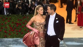 VIDEO: Detik-detik Gaun Blake Lively Berubah Warna di Met Gala 2022