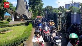 VIDEO: Ragunan Diserbu, Pengunjung Belum Beli Tiket Online Tertahan