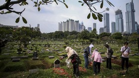 FOTO: Tradisi Ziarah Makam Kala Lebaran