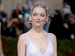 Saat Willem Dafoe Minta Emma Stone Tampar Wajahnya 20 Kali di Balik Kamera