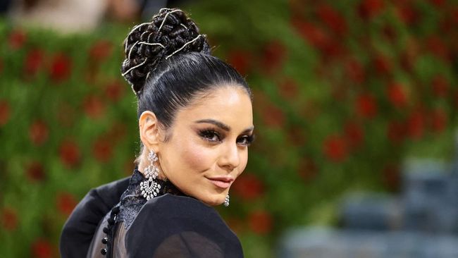 Vanessa Hudgens merasa seperti hampir telanjang di Met Gala 2022. Ia hadir dengan gaun hitam sheer dari Mochino. 