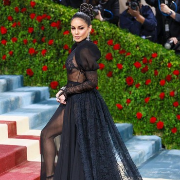 Pakai Gaun Menerawang, Vanessa Hudgens Merasa Hampir Telanjang di Met Gala 2022