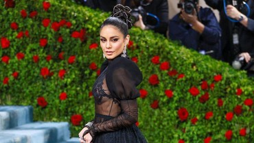 img-title Pakai Gaun Menerawang, Vanessa Hudgens Merasa Hampir Telanjang di Met Gala 2022