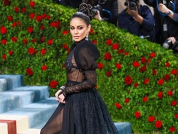 Pakai Gaun Menerawang, Vanessa Hudgens Merasa Hampir Telanjang di Met Gala 2022