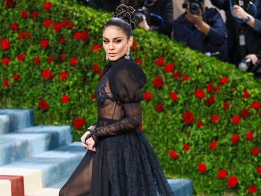 img-title Pakai Gaun Menerawang, Vanessa Hudgens Merasa Hampir Telanjang di Met Gala 2022