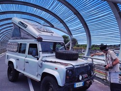 Pakai Land Rover Defender Tahun 1990, Warga Italia Sebut Tak Banyak Kerusakan