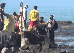 Foto-foto di Pantai, Wisatawan Bandung Tergulung Ombak