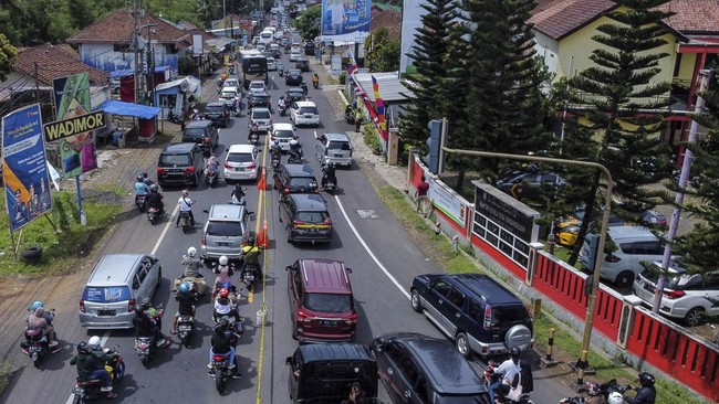 Menurut Polda Jawa Barat arus kendaraan Jalur Selatan pada Kamis (20/4), lebih rendah dibanding kemarin sehingga disimpulkan puncak arus mudik terlewati.
