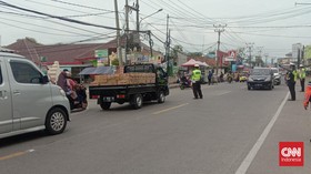 Jalur ke Pantai Anyer Padat, One Way Sempat Diterapkan 45 Menit