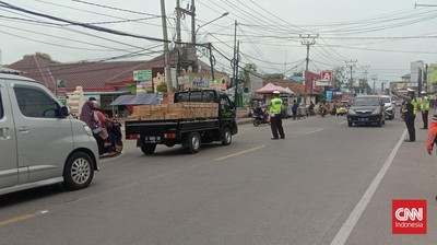 img-title Jalur ke Pantai Anyer Padat, One Way Sempat Diterapkan 45 Menit
