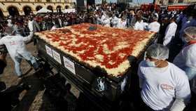 FOTO: Sajian Daging Milanesa Neapolitan Raksasa dari Argentina