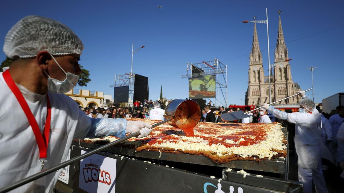 FOTO: Sajian Daging Milanesa Neapolitan Raksasa dari Argentina