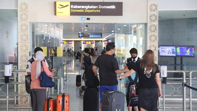 Bandara Internasional I Gusti Ngurah Rai, Bali melayani hampir 1 juta penumpang dari domestik maupun internasional selama periode libur Natal dan Tahun Baru.