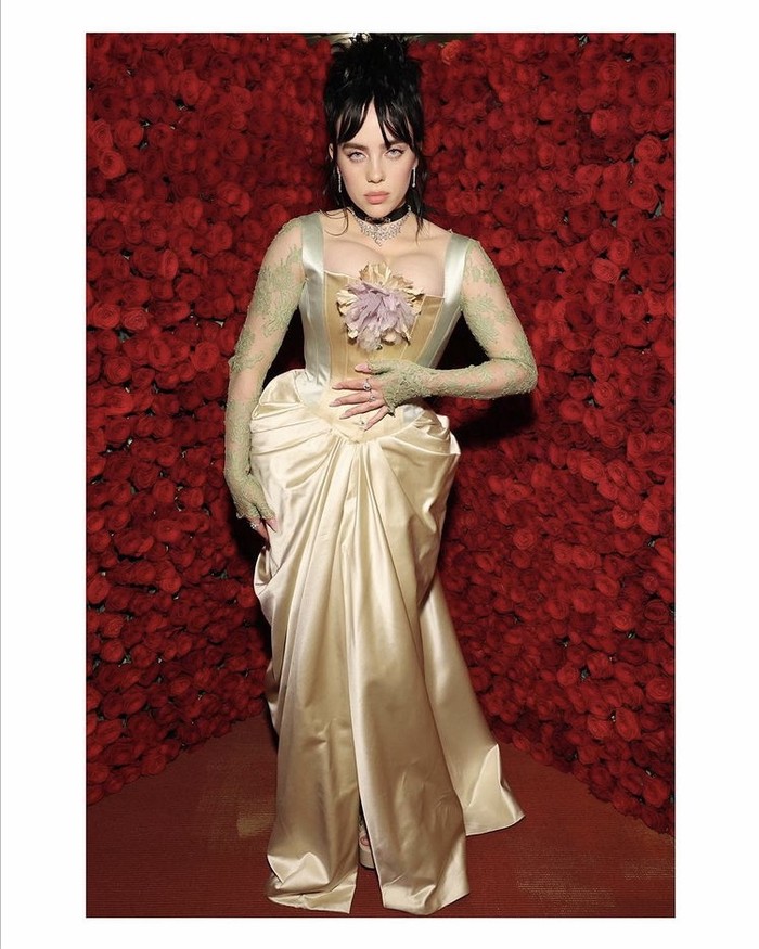 Billie Eilish menginterpretasikan Gilded Glamour secara harfiah, yakni tren fashion dengan bustle dan korset bermaterial satin kreasi Gucci. Foto: instagram.com/gucci