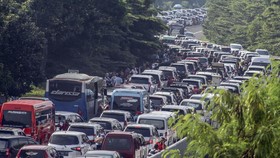 FOTO: Dua Hari Jalur Puncak Lumpuh Diserbu Pelancong
