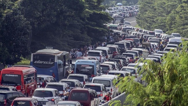 Jasa Marga mencatat sebanyak 195.453 kendaraan kembali ke wilayah Jabotabek atau meningkat sebanyak 44,9 persen pada Rabu (4/5) kemarin.