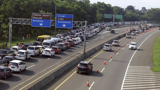 Skema lawan arah atau contra flow dari KM 47-KM 68 disetop. Mobil dari arah timur menuju ke arah Jakarta telah bisa melintas di Gerbang Tol Cikampek Utama