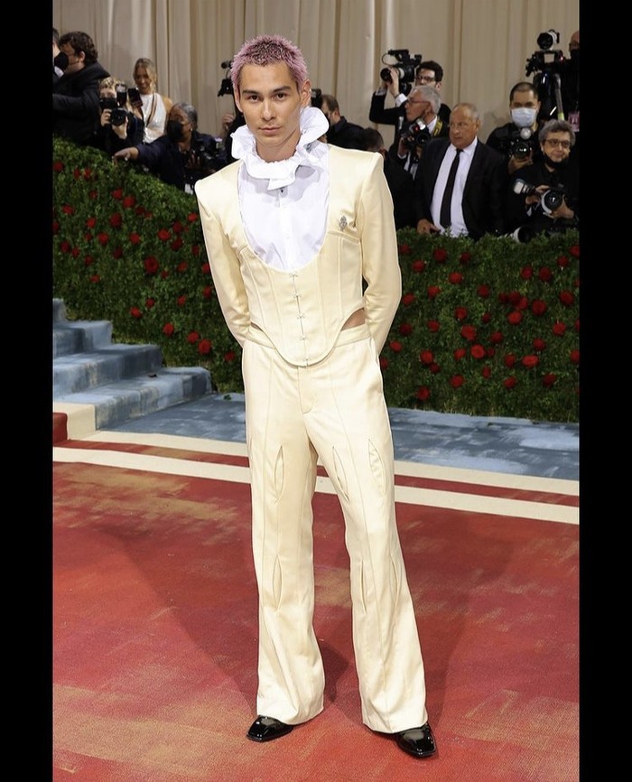 Evan Mock mengenakan label Head of State sebagai outfit-nya di Met Gala. Koordinasi korset dan shirtwaist yang identik dengan busana perempuan tahun 1890an teraplikasi apik dan modern pada setelan laki-laki. Foto: instagram.com/headofstate_