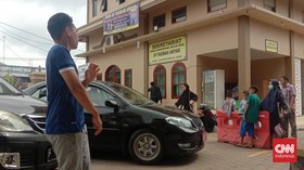 Jalur Alternatif Anyer Padat, Wisatawan Rehat di Masjid