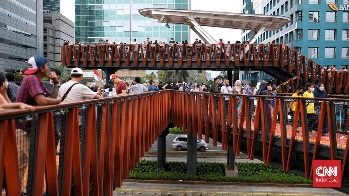FOTO: JPO Pinisi Alternatif Wisata Warga Saat Libur Lebaran