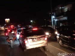 Jalur Probolinggo-Lumajang Padat Merayap hingga 12 Jam