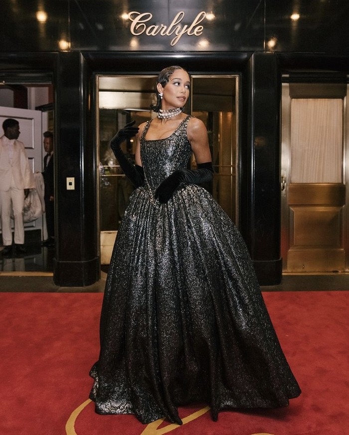Laura Harrier tampil layaknya bangsawan era Gilded dalam busana H&M custom. Foto: instagram.com/hm/ofbecomingus