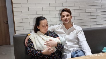img-title Anak Kedua Lahir, Lucky Perdana & Lidi Brugman Enggan Pakai Babysitter