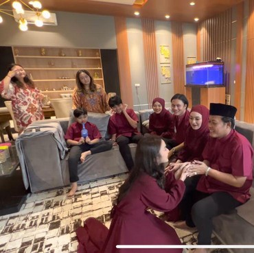 8 Momen Mahalini Ikut Lebaran & Sungkeman dengan Keluarga Rizky Febian