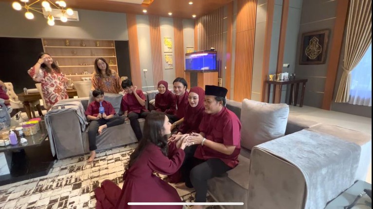 Mahalini Momen Mahalini ikut lebaran dan sungkeman bareng keluarga Rizky Febian