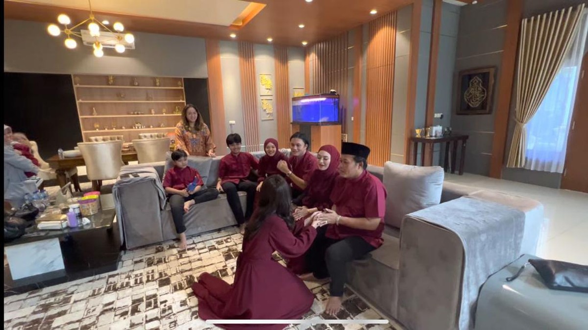 Momen Mahalini ikut lebaran dan sungkeman bareng keluarga Rizky Febian