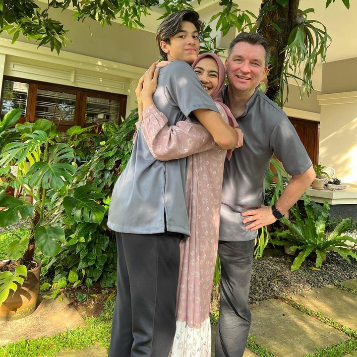 <p>Saat kumpul dan potret bertiga seperti ini, mereka terlihat menawan semua, ya. Bagaimana menurut Bunda? (Foto: Instagram @maudykoesnaedi)</p>