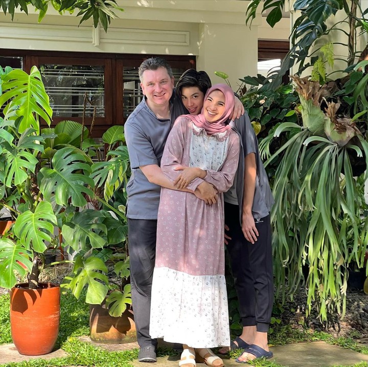 <p>"Alhamdullillah, senang sekali Lebaran kali ini bisa kembali shalat Idul Fitri di masjid. Kangennya terobati," katanya. (Foto: Instagram @maudykoesnaedi)<br /><br /><br /></p>