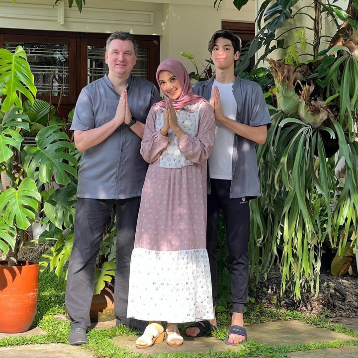 <p>Terlihat dari potret yang dibagikan, ketiganya tampak kompak ya, Bunda. Ke arah kamera, mereka menunjukkan senyum dan tawa kebahagiaan. "Selamat Idul Fitri. Maaf lahir batin dari kami," tulis Maudy dalam caption, dikutip dari akun @maudykoesnaedi. (Foto: Instagram @maudykoesnaedi)<br /><br /><br /></p>