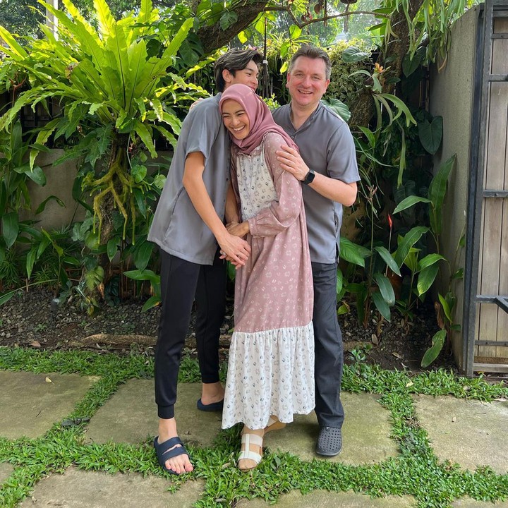 <p>Dalam foto yang diunggah melalui media sosial Instagramnya, wanita kelahiran 47 silam ini berpose bareng suami, Erik Meijer, dan putra semata wayangnya, Eddy Meijer. (Foto: Instagram @maudykoesnaedi)<br /><br /><br /></p>