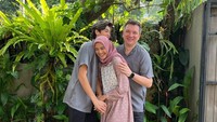 <p>Dalam foto yang diunggah melalui media sosial Instagramnya, wanita kelahiran 47 silam ini berpose bareng suami, Erik Meijer, dan putra semata wayangnya, Eddy Meijer. (Foto: Instagram @maudykoesnaedi)<br /><br /><br /></p>