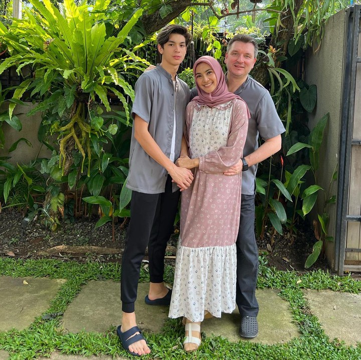 <p>Seperti yang lainnya, artis Maudy Koesnadi turut bagikan potret Lebaran nih, Bunda. (Foto: Instagram @maudykoesnaedi)<br /><br /><br /></p>
