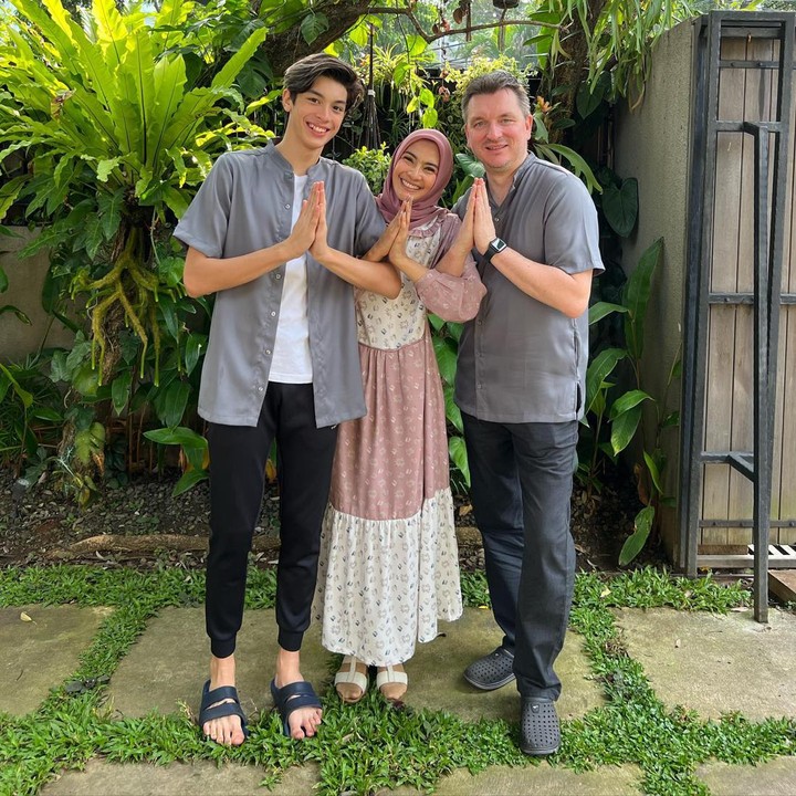 <p>Pada Lebaran kali ini, Maudy Koesnadi memakai gamis. Sedangkan suami dan anaknya mengenakan baju koko berwarna senada. (Foto: Instagram @maudykoesnaedi)<br /><br /><br /></p>
