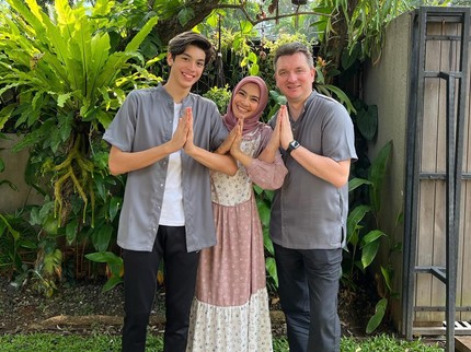 7 Potret Lebaran Maudy Koesnadi Bersama Suami dan Putranya, Cantik Sendirian nih Bun