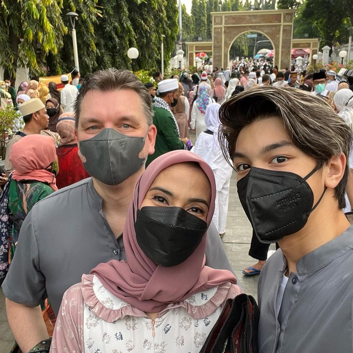 <p>Maudy ungkapkan kebahagiaan nih, Bunda. Ini karena Lebaran sekarang bisa berkumpul dengan keluarga besar dan salat di masjid bersama jamaah lainnya. (Foto: Instagram @maudykoesnaedi)<br /><br /></p>