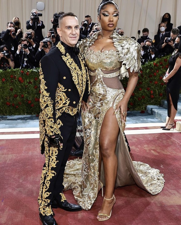 Mengartikan masa Gilded Age dengan gaun emas nan glamor dari Moschino, statement yang ditunjukkan Megan Thee Stallion ini wajib jadi sorotan. Foto: instagram.com/moschino