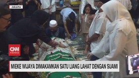 VIDEO: Mieke Wijaya Dimakamkan Satu Liang Lahat Dengan Suami