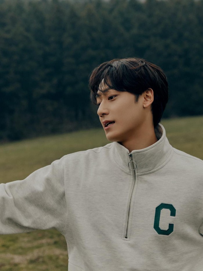 Namanya mulai melambung setelah ia membintangi drama ‘18 Again’ dan serial original Netflix ‘Sweet Home’, walaupun drama ‘18 Again’ sempat dikritik karena perbedaan umur karakternya./ Foto: instagram.com/covernat_