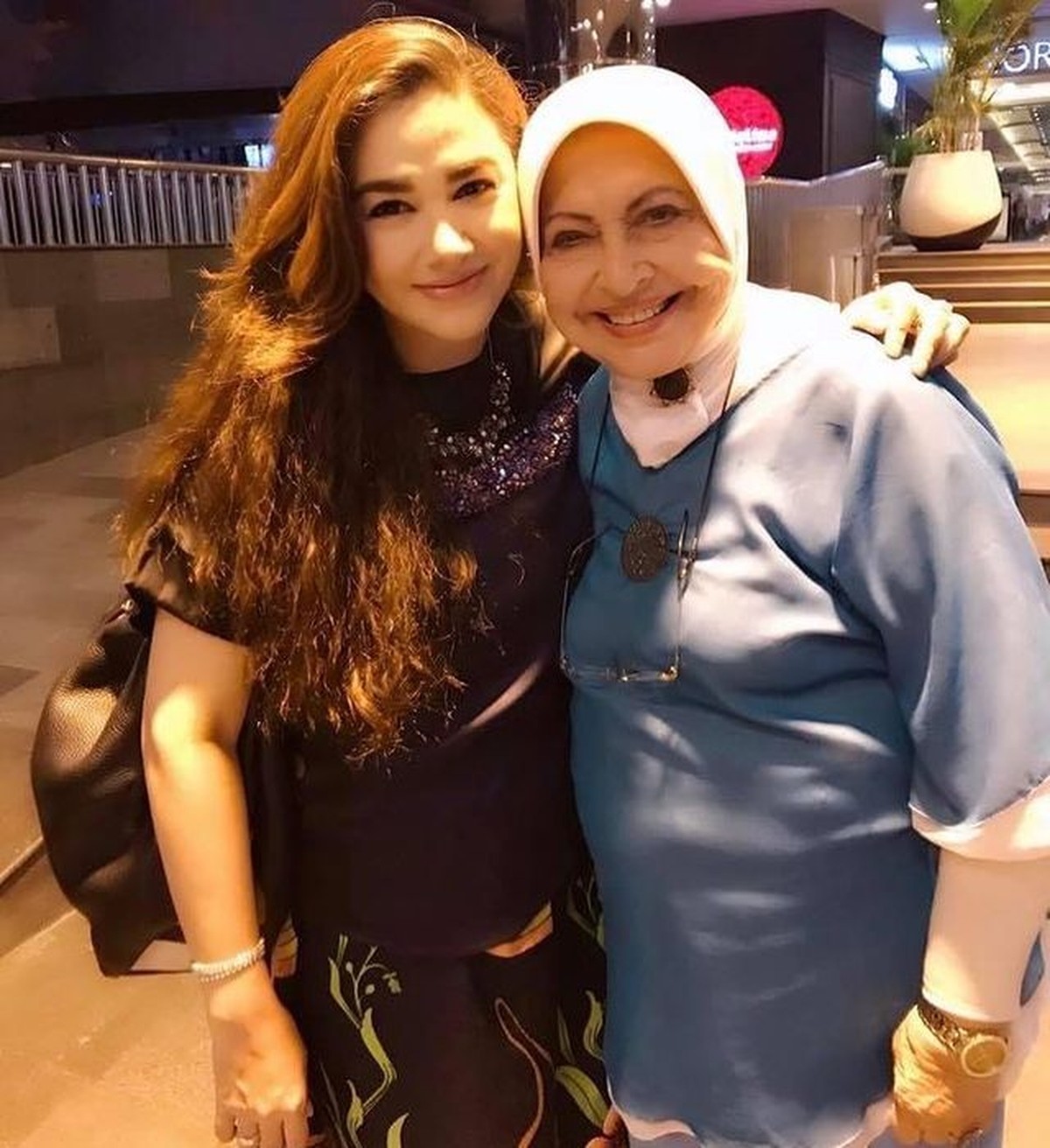 Nia Zulkarnaen dan Mieke Wijaya