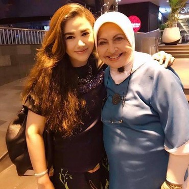 Tangis Nia Zulkarnaen Pecah Iringi Pemakaman Mieke Wijaya